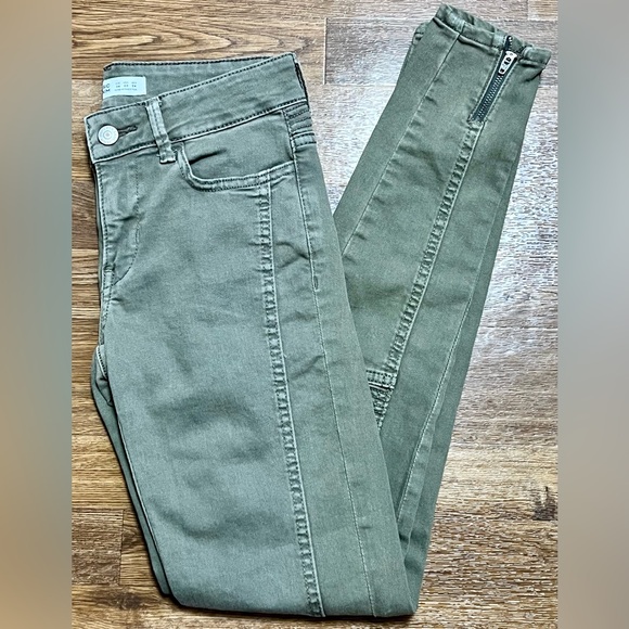 Zara olive green jeans, zipper detail. Size 2. Excellent condition - Picture 8 of 10